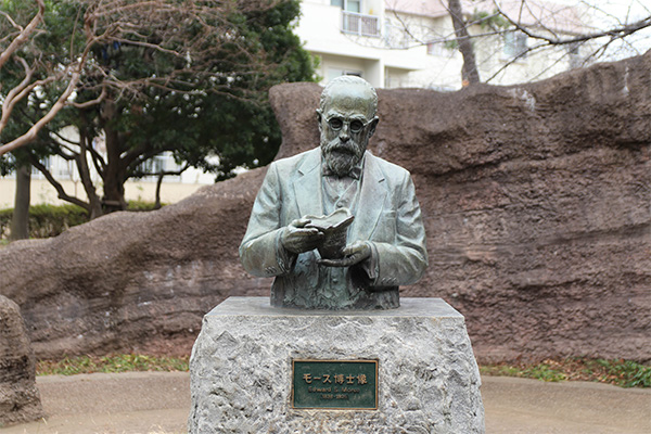 大森貝塚遺跡庭園の「モース博士像」