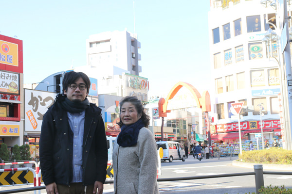 高円寺で撮影した武井さんとマンスーンの画像