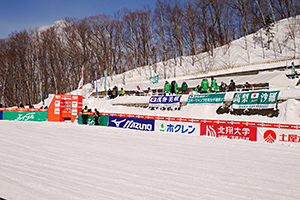 フィニッシュエリアの前が応援団の定位置