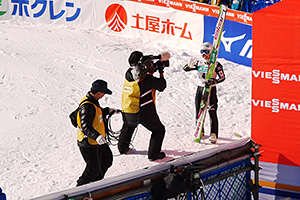 応援団から高梨選手はこんな感じで見れます