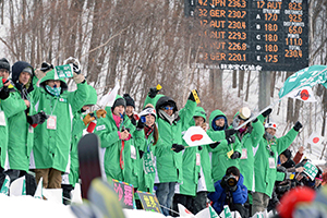 高梨選手を応援する応援団(写真:岩瀬孝文)