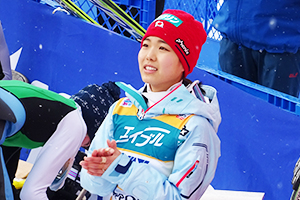 伊藤有希選手のジャンプを見守る高梨選手