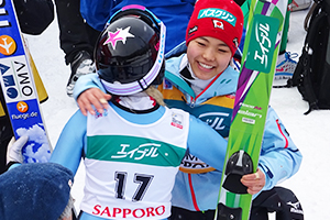 1本目トップの選手とハグを交わす高梨選手